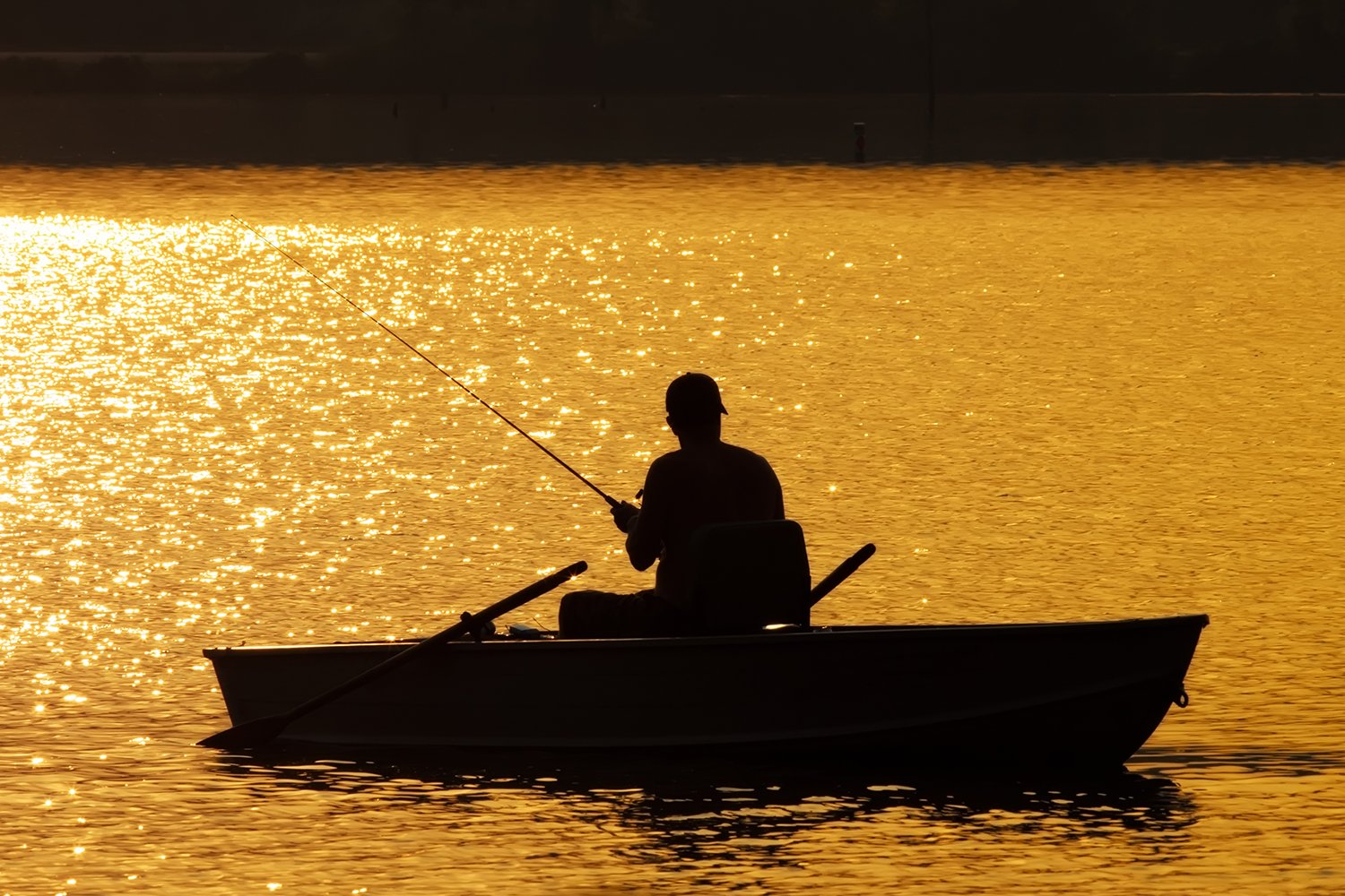 Лодка лове. Рыбак в лодке. Рыбак в лодке фото. Рыбак в лодке силуэт. Лодка рыболовство солнце.